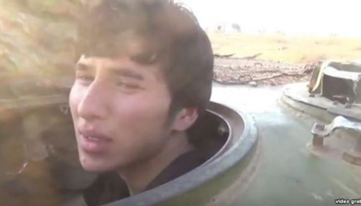 Снимка на непълнолетен терорист, който плаче преди самоубийствен атентат в Сирия, обиколи интернет