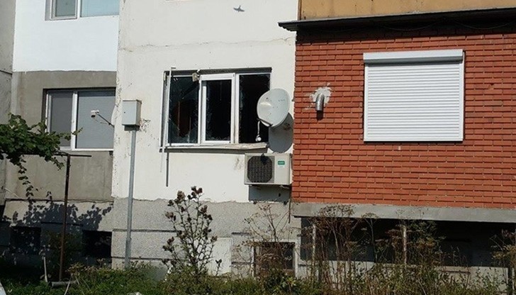 Този път самоделно взривно устройство е поставено на перваза на прозореца на жилището му
