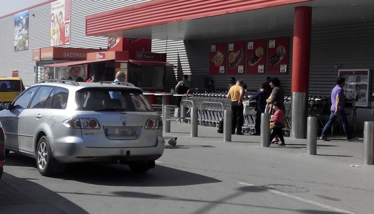 Мястото е паркингът на Кауфланд в Дружба