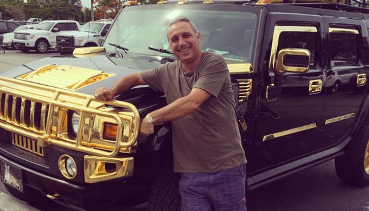 Христо Стоичков позира усмихнат до голям позлатен Хамър