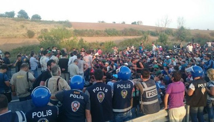 Общо два дни сирийците стояха на пътя, като заплашваха да пробият границата между Гърция и България