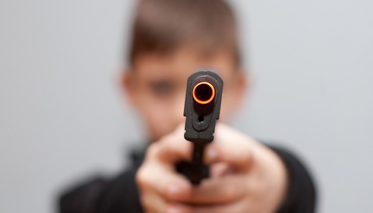 Убитият е опитал да влезе в къщата, но не очаквал да се натъкне на дете с пистолет