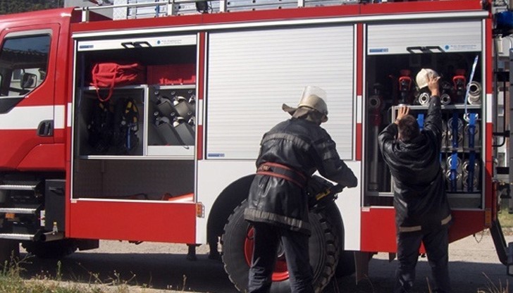 Пожарът е овладян, няма опасност от взрив