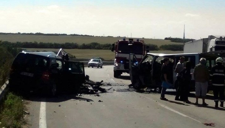 През нощта от раните си са починали още двама от пострадалите в тежката катастрофа край Плевен През нощта от раните си са починали още двама от пострадалите в тежката катастрофа край Плевен