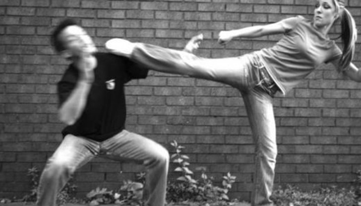 Разбира се, на уроци ходят и мъже, но тъй като се смята, че жената е по-уязвима откъм натрапници, създанията от нежния пол са чести посетителки