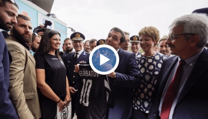 Ципрас отдаде респект на българския нападател, обличайки негов екип