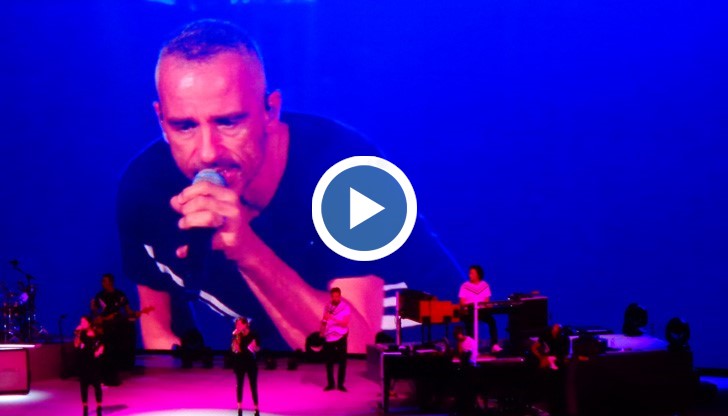 Пред българските си почитатели той показа, уважение, като развя флага на България