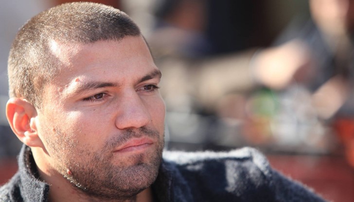 Първия е "Уикенд" Първия е "Уикенд"