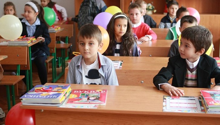 Учителка на първокласници решава да ги изпита, като на всяко дете казва първата част на известна поговорка, а то трябва да я довърши Учителка на първокласници решава да ги изпита, като на всяко дете казва първата част на известна поговорка, а то трябва да я довърши