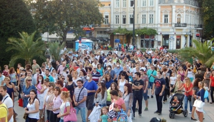 То премина по централната улица "Александровска" от Градските хали до площад "Свобода"