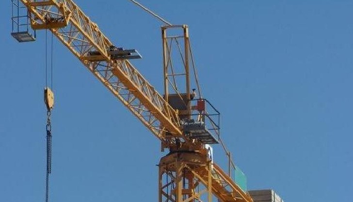 Паднала макара от 20-тонен мостови кран е премазала смъртоносно 46-годишен работник /снимката е илюстративна/