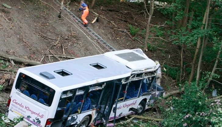 Шофьорът и двама от пътниците са пострадали тежко и са откарани в болница
