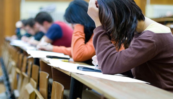 Разделянето на зрелостния изпит на модули се прави, за да бъде пресечена каквато и да е възможност изпитните въпроси да изтекат или да се преписва Разделянето на зрелостния изпит на модули се прави, за да бъде пресечена каквато и да е възможност изпитните въпроси да изтекат или да се преписва