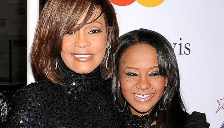 Браун е единствената дъщеря между Боби Браун и покойната Уитни Хюстън Браун е единствената дъщеря между Боби Браун и покойната Уитни Хюстън