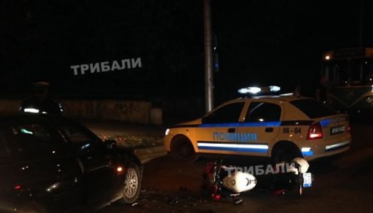 Ударът е бил толкова тежък, че момчето, което е карало мотора, е останало да лежи на земята