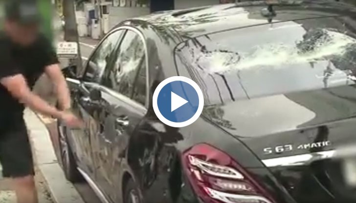 Този човек потроши скъпия си автомобил със стик за голф в Южна Корея