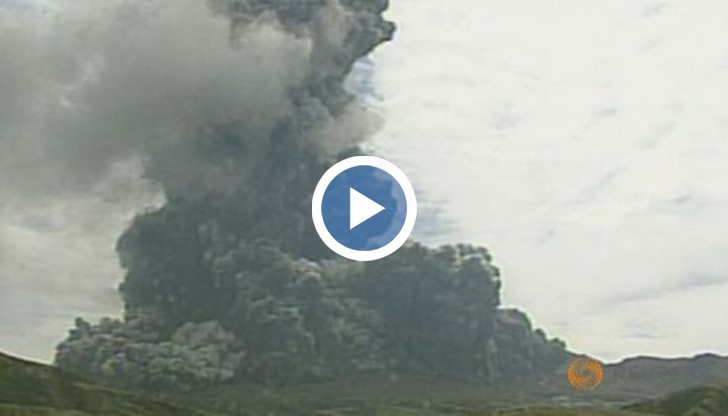 Той изпраща в небето огромни стълбове сива пепел и дим