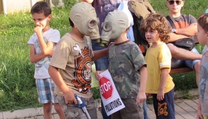 Родители сложиха на децата си противогази, за да напомнят големите хлорни протести на майки с колички отпреди 30 години