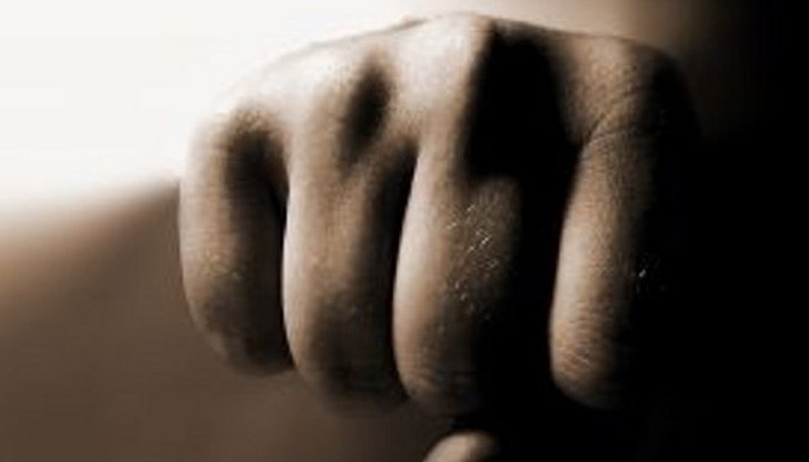 Причината е направена забележка - учителката поискала детето да не закача съученичките си Причината е направена забележка - учителката поискала детето да не закача съученичките си