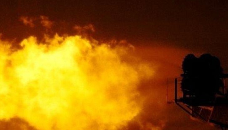 Повече от час пожарът не може да бъде потушен