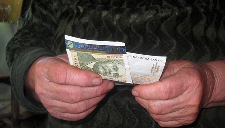 Сума от 1200 лева е дала 64-годишна русенка на телефонни измамници вчера в Русе
