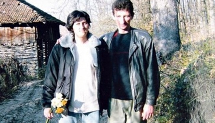 Той заклал жена си с месарски нож, докато е спала, след което се е обесил в обора Той заклал жена си с месарски нож, докато е спала, след което се е обесил в обора