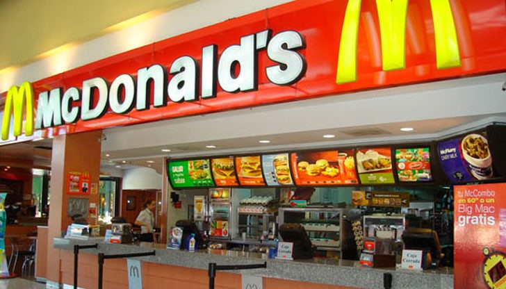Американската верига за бързо хранене McDonald’s въвежда обслужване по масите