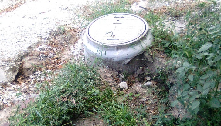 Кмета отговаря, че не може да се направи пътна настилка, защото новите шахти стърчали и пречели на технологията Кмета отговаря, че не може да се направи пътна настилка, защото новите шахти стърчали и пречели на технологията