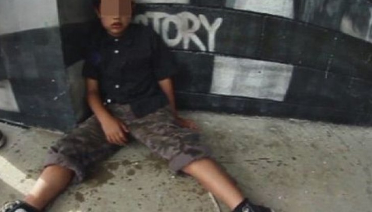 Тийнейджърът е приет в спешно отделение, изпаднал в нестабилно състояние, със затруднено дишане. Тийнейджърът е приет в спешно отделение, изпаднал в нестабилно състояние, със затруднено дишане.