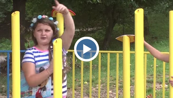 Съоражението е било открито през май, но вече липсват люлките и покрива на беседката