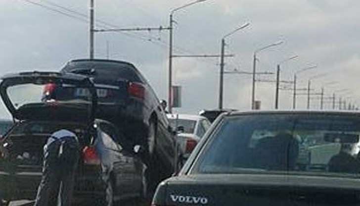 Задната кола е влязла буквално отдолу под предната