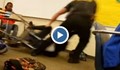 Полицай помете пода с ученичка