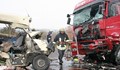 "Волво" се размаза в камион