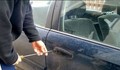 Мъж хвана крадец докато тараши колата му