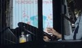 Шофьор на градски автобус пийва от патронче?