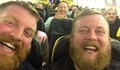 Пътник в самолет сяда до непознат, който изглежда точно като него!
