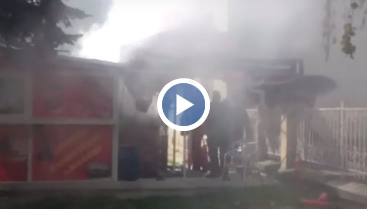 Пожар горя в заведение до училище в центъра на Русе днес следобяд.