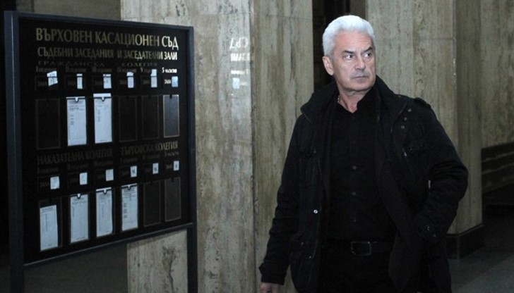 Лидерът на Атака Волен Сидеров придружен от десетина души нахлу в сградата на НАТФИЗ „Кръстьо Сарафов“ в столицата Лидерът на Атака Волен Сидеров придружен от десетина души нахлу в сградата на НАТФИЗ „Кръстьо Сарафов“ в столицата