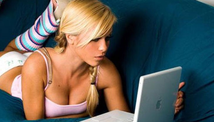 Днес Валя е почти известна, скоро нейни голи снимки, на които се опипва, пъхнала 1-2 пръста, бяха публикувани във Фейсбук с посланието '' тая к***а опраши целия квартал''.