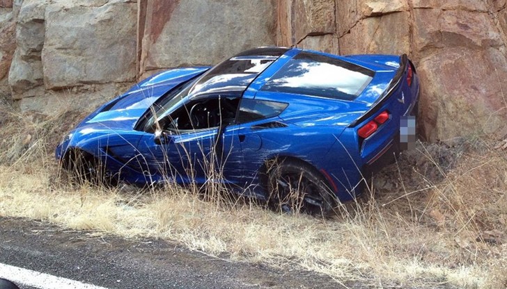 Към мястото се движат противопожарен автомобил и линейки / снимката е илюстративна Към мястото се движат противопожарен автомобил и линейки / снимката е илюстративна