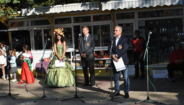 Организатори на събитието са  "Общински пазари"