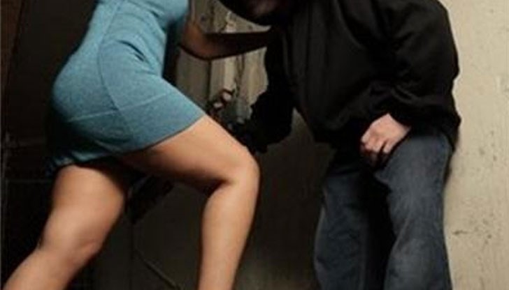 Яките жени са причакали мъжа пред хотелската му стая в Слънчев бряг и го притиснали до вратата / Снимката е илюстративна Яките жени са причакали мъжа пред хотелската му стая в Слънчев бряг и го притиснали до вратата / Снимката е илюстративна