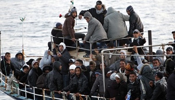 Пътуването по море традиционно намалява през зимата, когато бурното време засилва вълните в Средиземно море Пътуването по море традиционно намалява през зимата, когато бурното време засилва вълните в Средиземно море