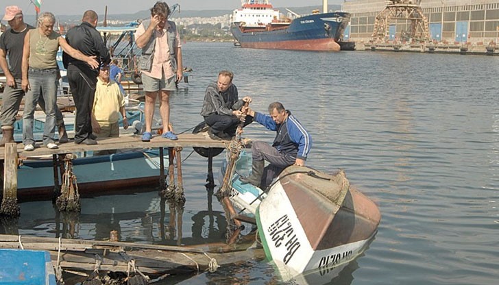 Рибарите от селището дълго се опитваха вчера с подръчни средства да извадят обърнатите и потънали лодки, покрай срутените кейчета в малкия канал
