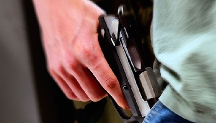 В крайна сметка стрелецът е бил установен, както и газовото оръжие, което той изхвърлил до блок В крайна сметка стрелецът е бил установен, както и газовото оръжие, което той изхвърлил до блок