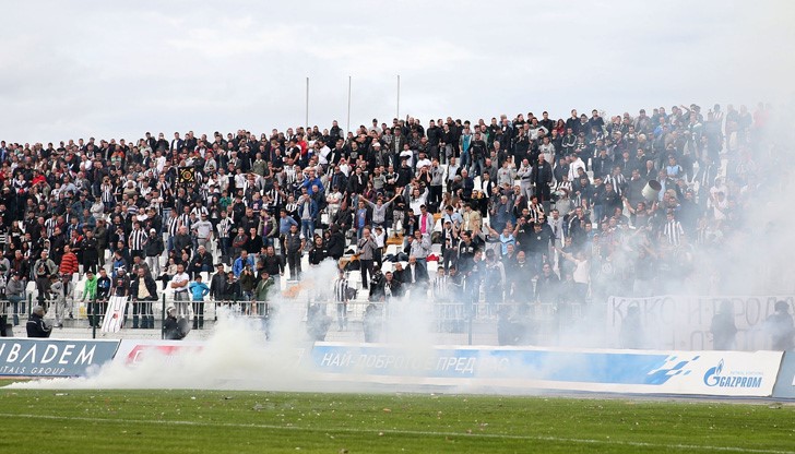 20 -годишният младеж е бил приет в тежко състояние в УМБАЛ "Свети Георги", където лекарите направили всичко възможно да спасят ръката му 20 -годишният младеж е бил приет в тежко състояние в УМБАЛ "Свети Георги", където лекарите направили всичко възможно да спасят ръката му