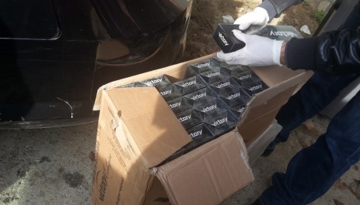 Кашонът с нелегалната стока бил старателно покрит с олекотена спална завивка Кашонът с нелегалната стока бил старателно покрит с олекотена спална завивка