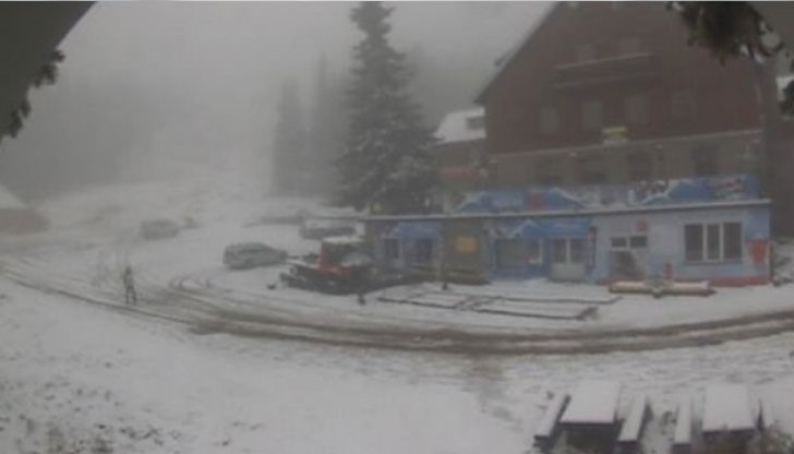От камерата на Планинската спасителна служба в района на хижа "Алеко" се вижда, че вече има няколко сантиметра снежна покривка