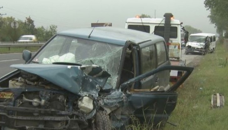 Бус е ударил челно джип, навлизайки в насрещното движение