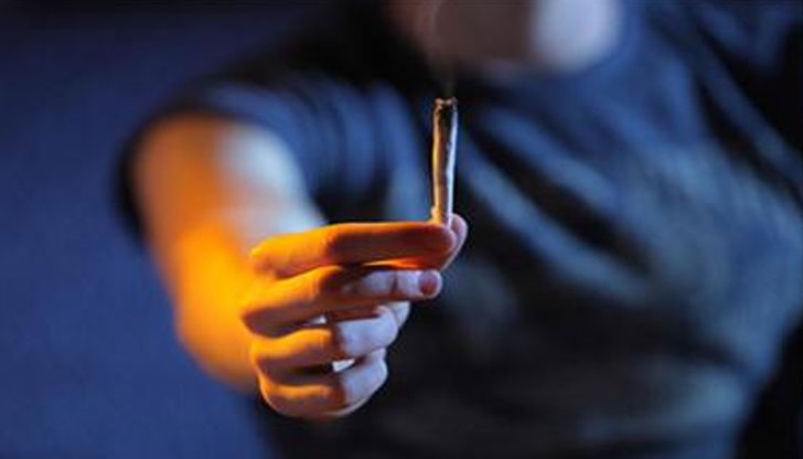 Две 15-годишни момичета от гимназия "Ал. Попов" също са откарани в болница Две 15-годишни момичета от гимназия "Ал. Попов" също са откарани в болница